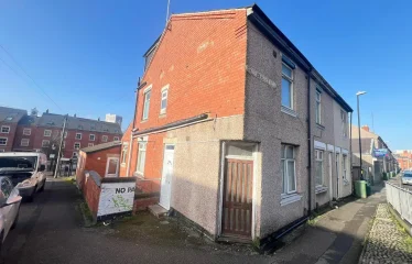 6 bed end terrace house for sale